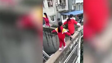 3 bé gái đi chênh vênh trên tường cao, người xem kinh hãi