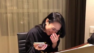 Mỹ Tâm 'cười nắc nẻ' xem clip xin album có chữ ký xịn của Trường Giang