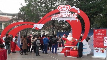 Hàng trăm người nô nức selfie trong ‘ngọn đồi tuyết rơi’ ở Hà Nội