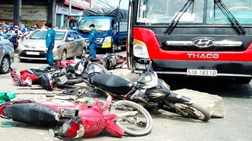 Hàng loạt xe máy nằm la liệt sau khi bị xe khách cuốn vào gầm ở TP.HCM