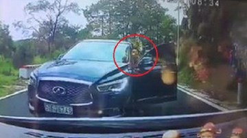 Ô tô hạng sang vượt ẩu trên đèo còn chỉ tay dằn mặt người khác