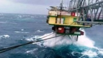 Nhà giàn DK1 chống chọi sóng biển khủng khiếp trong bão số 16