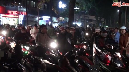Bãi trông xe quanh phố đi bộ Hà Nội ‘vỡ trận’ đêm Noel