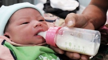Sốc: Đẻ rơi con trong nhà vệ sinh