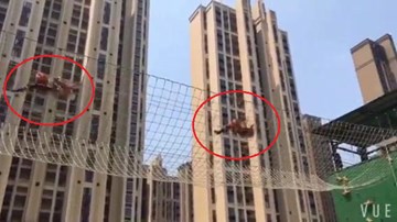 Kỹ năng leo dây siêu phàm của lính cứu hỏa Trung Quốc gây choáng