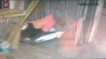 Bất cẩn để con vặn ga, hai mẹ con lao thẳng xe vào nhà dân
