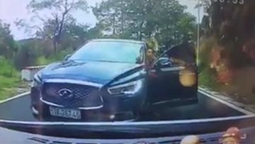 Vượt ẩu trên đèo, tài xế ô tô vẫn chỉ tay dằn mặt người khác