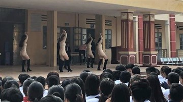 Biểu diễn gợi cảm ở trường cấp 3 bị chỉ trích