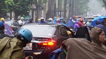 Hà Nội đường trơn mưa rét, tai nạn tăng đột biến