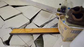 Nền nhà chung cư bỗng nhiên phát nổ, thụt sâu