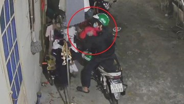 Kẻ biến thái đội mũ Grabbike trộm đồ lót nữ trong khu trọ ở Sài Gòn