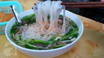 Người Việt ăn mặn: Ăn 1 bát phở phải nhịn muối cả ngày