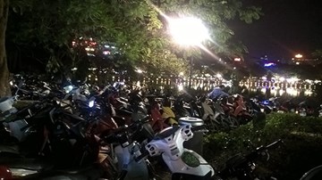 Giá vé gửi xe tăng hàng chục lần ở khu vực bờ Hồ trước thềm năm mới