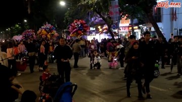 Dòng người ùn ùn đổ về Hồ Gươm đón năm mới 2018