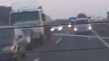 Xe tải điên cuồng ép nát ô tô con, 2 người thiệt mạng