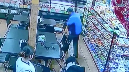 Nhân viên bán thịt cởi tạp dề hứng em bé đẻ rơi tại siêu thị tối cuối năm
