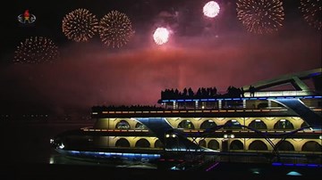 Bất chấp lệnh trừng phạt, Triều Tiên bắn pháo hoa hoành tráng mừng năm mới