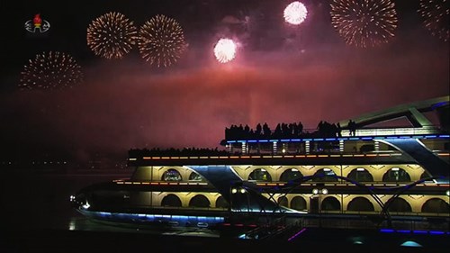 Bất chấp lệnh trừng phạt, Triều Tiên bắn pháo hoa hoành tráng mừng năm mới