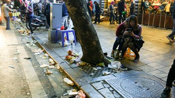 Sau phút giao thừa, quanh Hồ Gươm như cuộc tàn của bàn nhậu