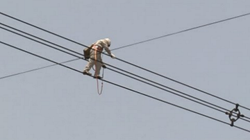 “Thót tim” cảnh bảo dưỡng tuyến đường điện cao nhất thế giới