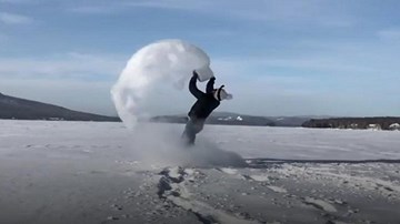Lạnh -29°C, nước sôi vừa hất ra lập tức đóng băng trong nháy mắt