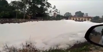 Kỳ lạ bọt trắng như tuyết phủ kín dòng sông sau một đêm