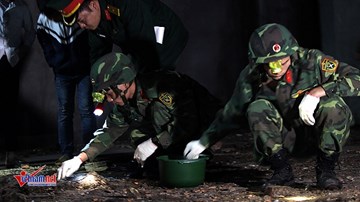 Nổ ở Bắc Ninh: Bộ đội công binh soi đèn tìm đầu đạn dưới đống đổ nát