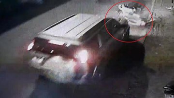 Ô tô tông ngã xe máy chở cả gia đình, bị dân chặn đầu vẫn rồ ga bỏ chạy