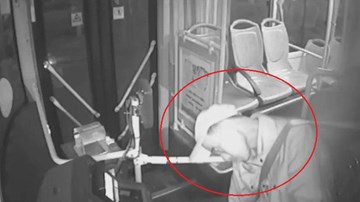 Đột ngột đau tim, tài xế kịp dừng xe buýt cứu mạng nữ khách trước khi chết