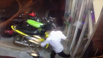 Nam thanh niên đi xuyên cửa kính ở Hải Phòng