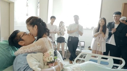 Cô gái mặc váy cưới, cầu hôn bạn trai cụt 2 chân bên giường bệnh