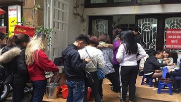 Xếp hàng chờ 30 phút để được ăn bún ngan ở quán mới bị tố chửi người già