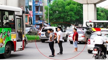 Đi bộ sai luật bị phạt tới 15 năm tù: Người dân nói gì?