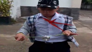 Báo Tây sửng sốt với cậu bé Việt Nam chơi yo-yo “như thần”