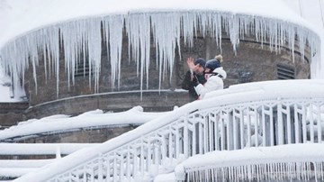 'Bom bão tuyết' đổ bộ, Canada xuống -50°C, bão tuyết dày 40cm