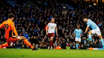 Aguero bùng nổ hiệp 2, Man City lật kèo ngoạn mục