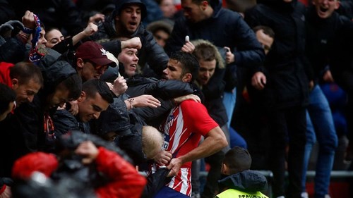 Diego Costa ghi bàn rồi bị đuổi, Atletico bỏ xa Real 8 điểm