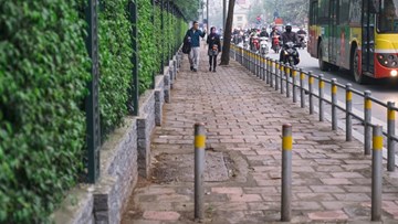 Ý kiến trái chiều việc lắp Barie trên vỉa hè ở Hà Nội