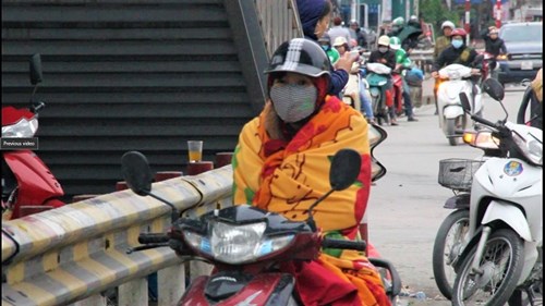 Trời lạnh sâu, dân Hà Nội quấn chăn ra đường chống rét