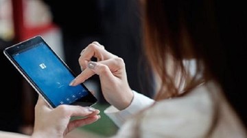 Con gái nghiện Facebook, bố mẹ đánh thuốc mê đưa vào viện tâm thần