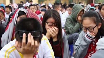 Bài giảng đặc biệt của thầy giáo khiến hàng trăm học sinh ôm mặt khóc