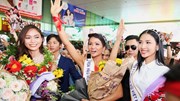 Khán giả chen lấn, chào đón Hoa hậu H'Hen Niê ở sân bay Tân Sơn Nhất