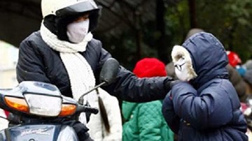 Thời trang đi học của trẻ em Hà Nội trong ngày rét hại dưới 10 độ C