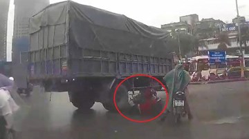 Xe tải rẽ phải cuốn xe máy vào gầm khiến dân mạng tranh cãi