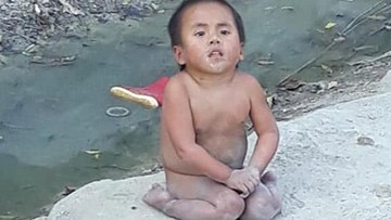 Câu chuyện bất ngờ phía sau clip bé 6 tuổi không mặc quần áo ngồi lề đường