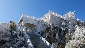 Đỉnh Fansipan xuất hiện mưa tuyết nhẹ