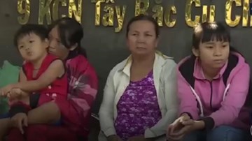 Hàng trăm công nhân trắng đêm canh công ty vì bị nợ lương