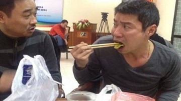 Cận cảnh bữa ăn vội của các nghệ sĩ tập Táo quân 2018