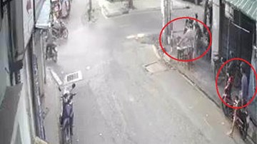 Cướp dọn đường rồi cùng đồng bọn lao xe lên vỉa hè giật đồ