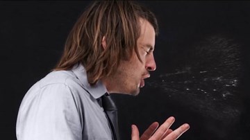 Vỡ cổ họng vì… nhịn hắt hơi